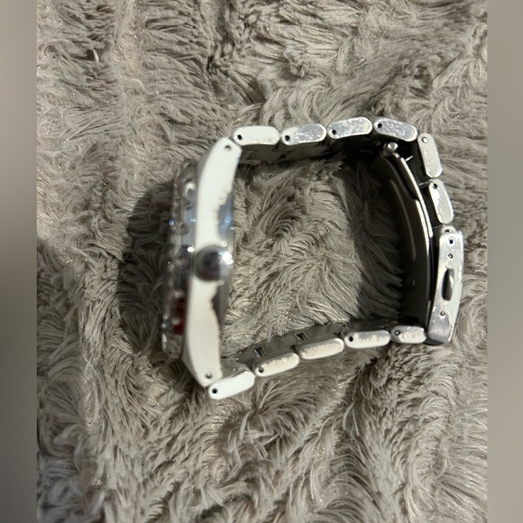 Guess white watch with scratches in sphere and wristband with extra links - Picture 3 of 3